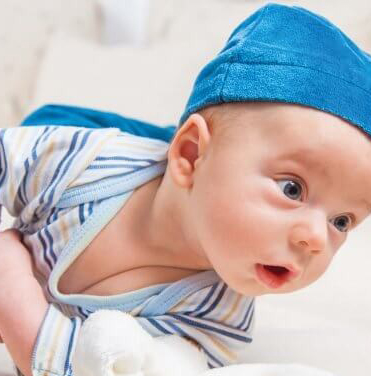 کارهایی که باید در هنگام غلت زدن نوزاد روی شکم انجام دهید کارهایی که باید در هنگام غلت زدن نوزاد روی شکم انجام دهید